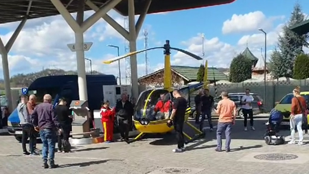 VIDEO. Imagini inedite la o benzinărie din țară. A ajuns cu elicopterul la pompă: "Am crezut că nu văd bine"