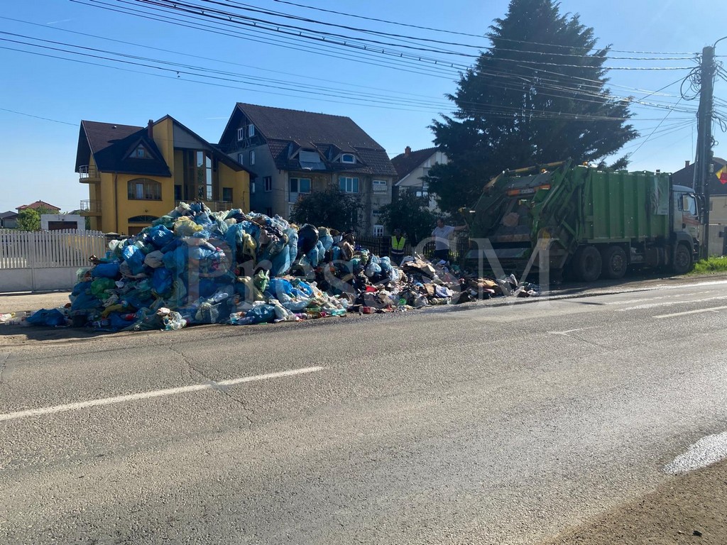 FOTO/VIDEO. Un camion plin cu gunoaie a luat foc în mers. Au intervenit polițiștii și pompierii