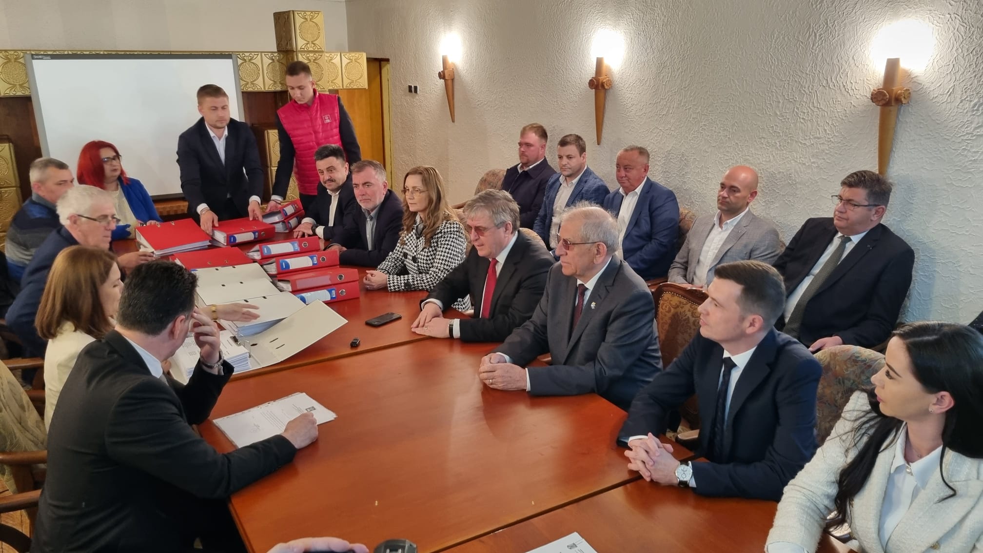 FOTO/VIDEO. PSD și-a depus lista de consilieri județeni. Govor: "Fac apel la o campanie decentă"