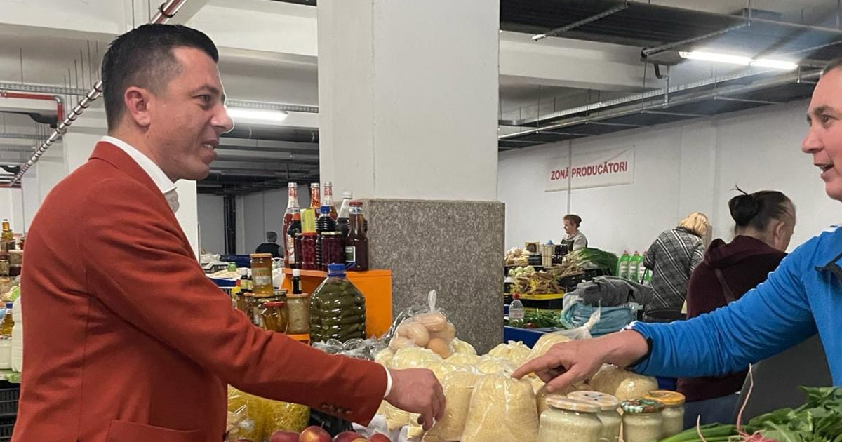 Sentorul Robert Zob cere piață volantă la Negrești-Oaș: "Se face comerț pe trotuar, pe treptele clădirii, direct din mașini"