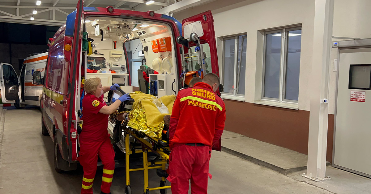 FOTO/VIDEO. Se întâmplă în România. Polițiștii au tras 61 de gloanțe pentru a opri un șofer fugar. Tânărul, în stare gravă