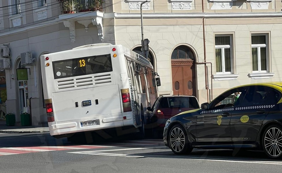 FOTO. Accident în Satu Mare. Coliziune între un autobuz Transurban și un autoturism