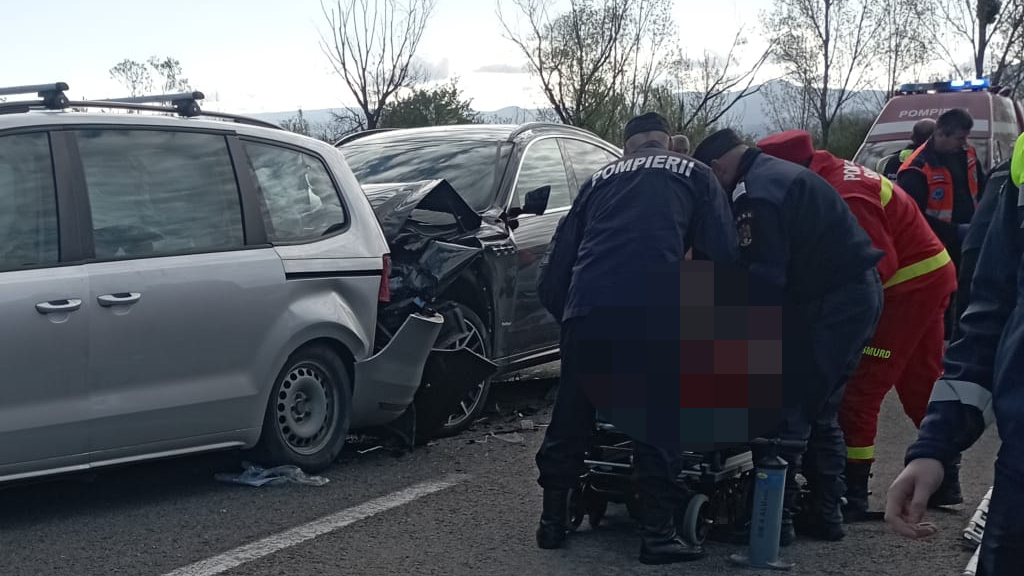 FOTOGALERIE. Cine este vinovat pentru producerea accidentului în lanț, cu 3 victime, de pe DN19