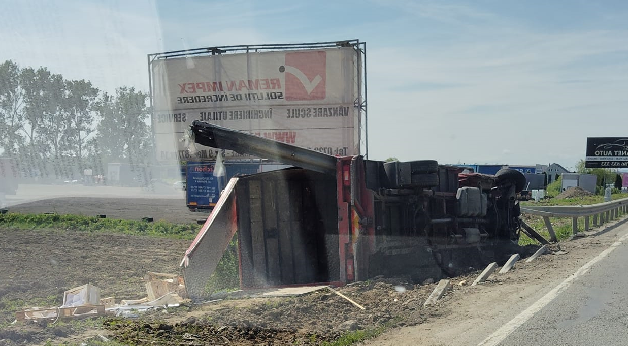 FOTO. Accident pe Drumul Careiului. Camion răsturnat, parapet distrus