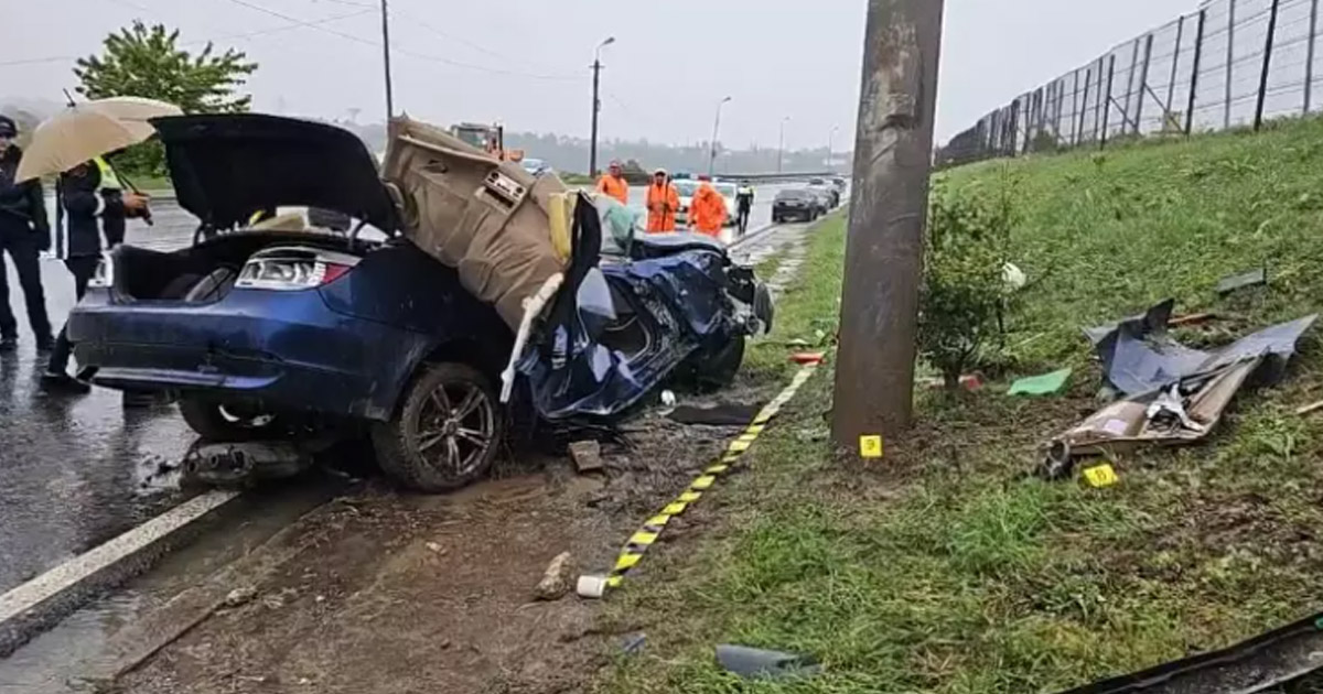 FOTO/VIDEO. Accident cumplit. Un tânăr a murit, altul e în comă. S-au izbit cu cu mașina, în viteză, de un stâlp