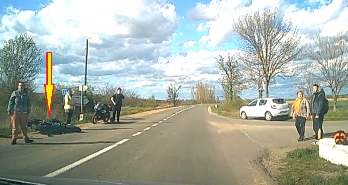 FOTO. Accident între o motocicletă, condusă de un puștan, și o mașină condusă de o femeie