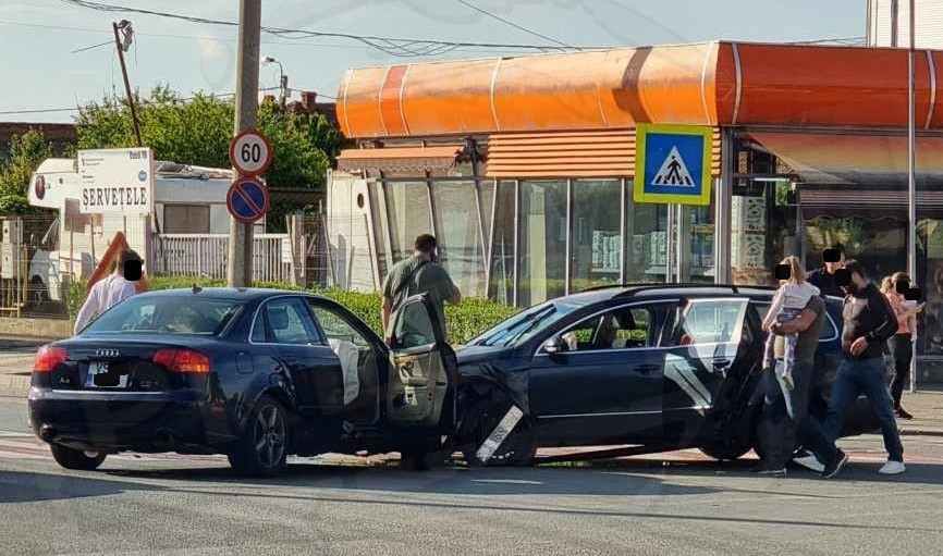 FOTO. Accident în municipiul Satu Mare. Femei, copii și adulți în cele două mașini