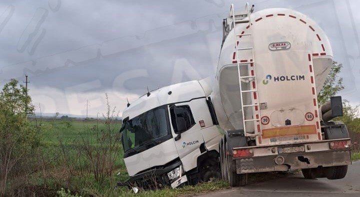 FOTOGALERIE. Accident în județul Satu Mare. Un TIR a ajuns în șanț, drum închis parțial