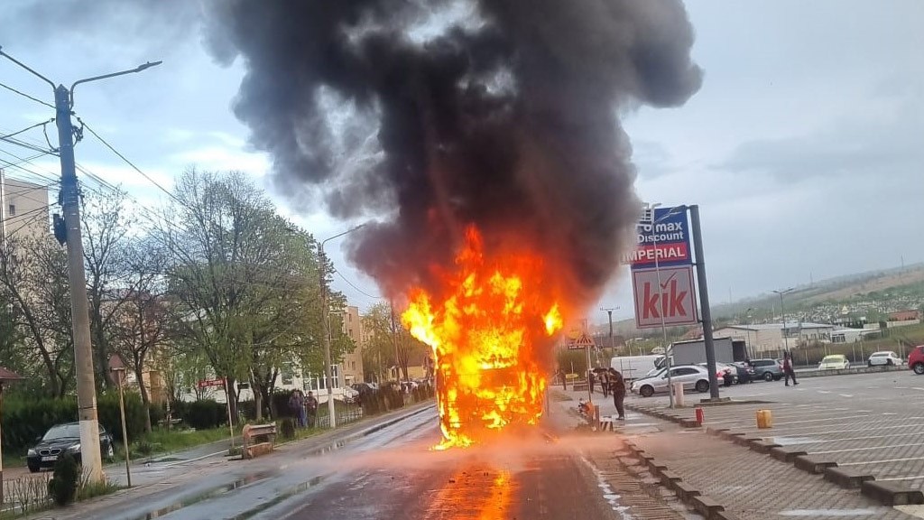 FOTO. Un autocar cu 30 de elevi a luat foc, în mers, pe un drum din țară. A ars ca o torță
