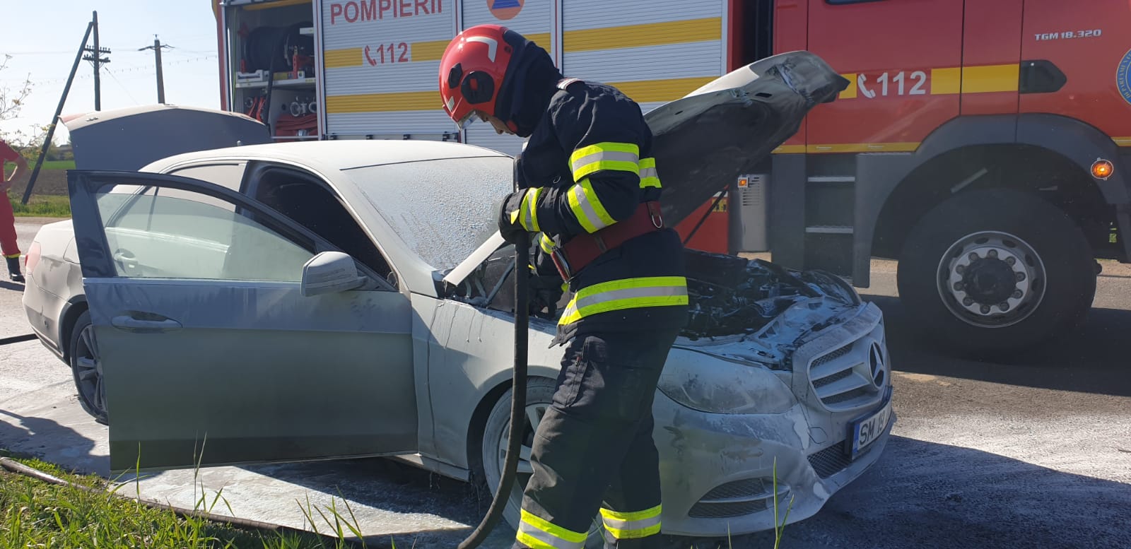 FOTO. Mașină în pericol în județul Satu Mare, salvată de un echipaj... SMURD!