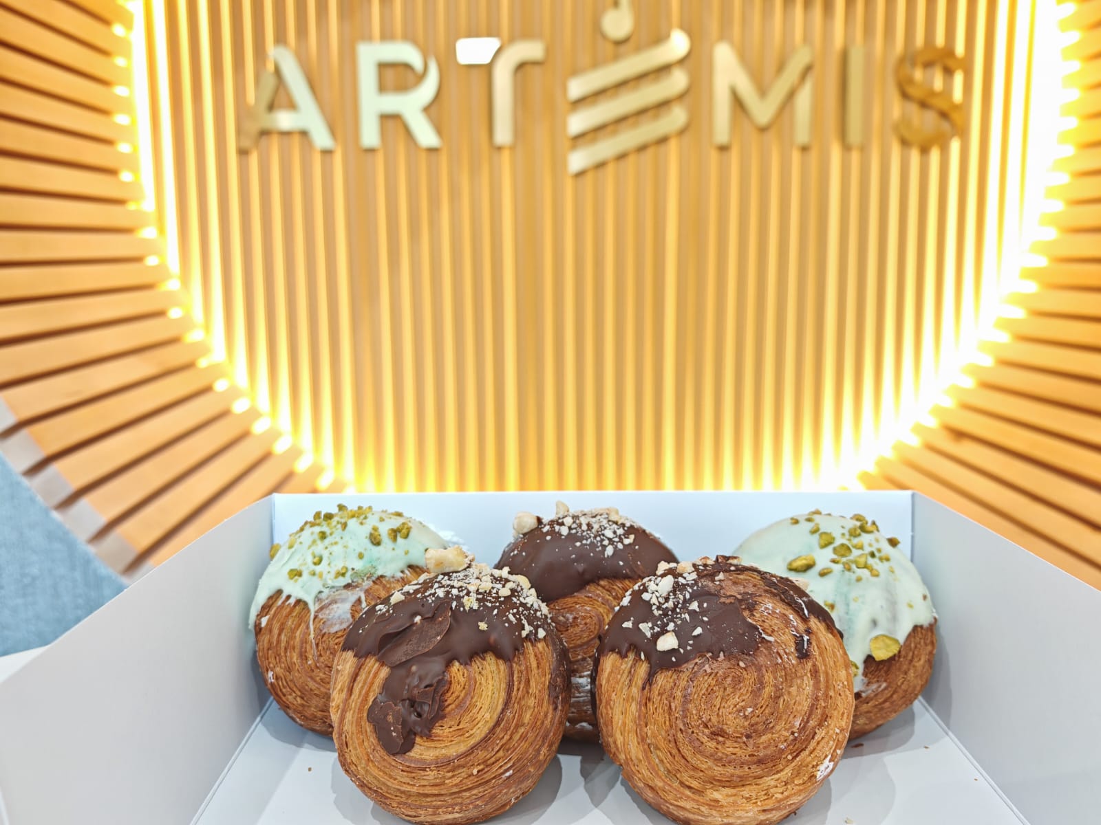 FOTO. New York Rolls, desertul momentului, ajunge la Satu Mare. ARTEMIS deschide o cofetărie în zona centrală