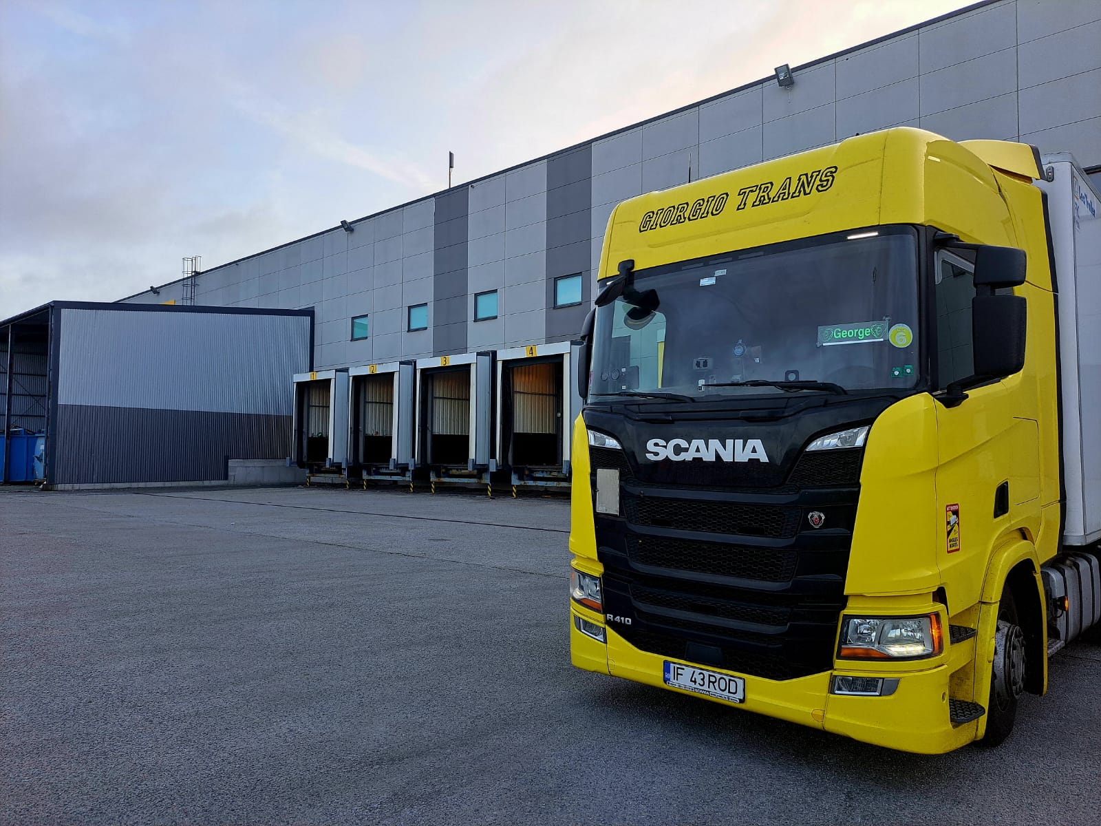 O firmă de transport din județ se dezvoltă. Birou și flotă noi, se fac angajări. Salariile ÎN MÂNĂ încep de la 4000 de lei și cresc în funcție de poziție și experiență