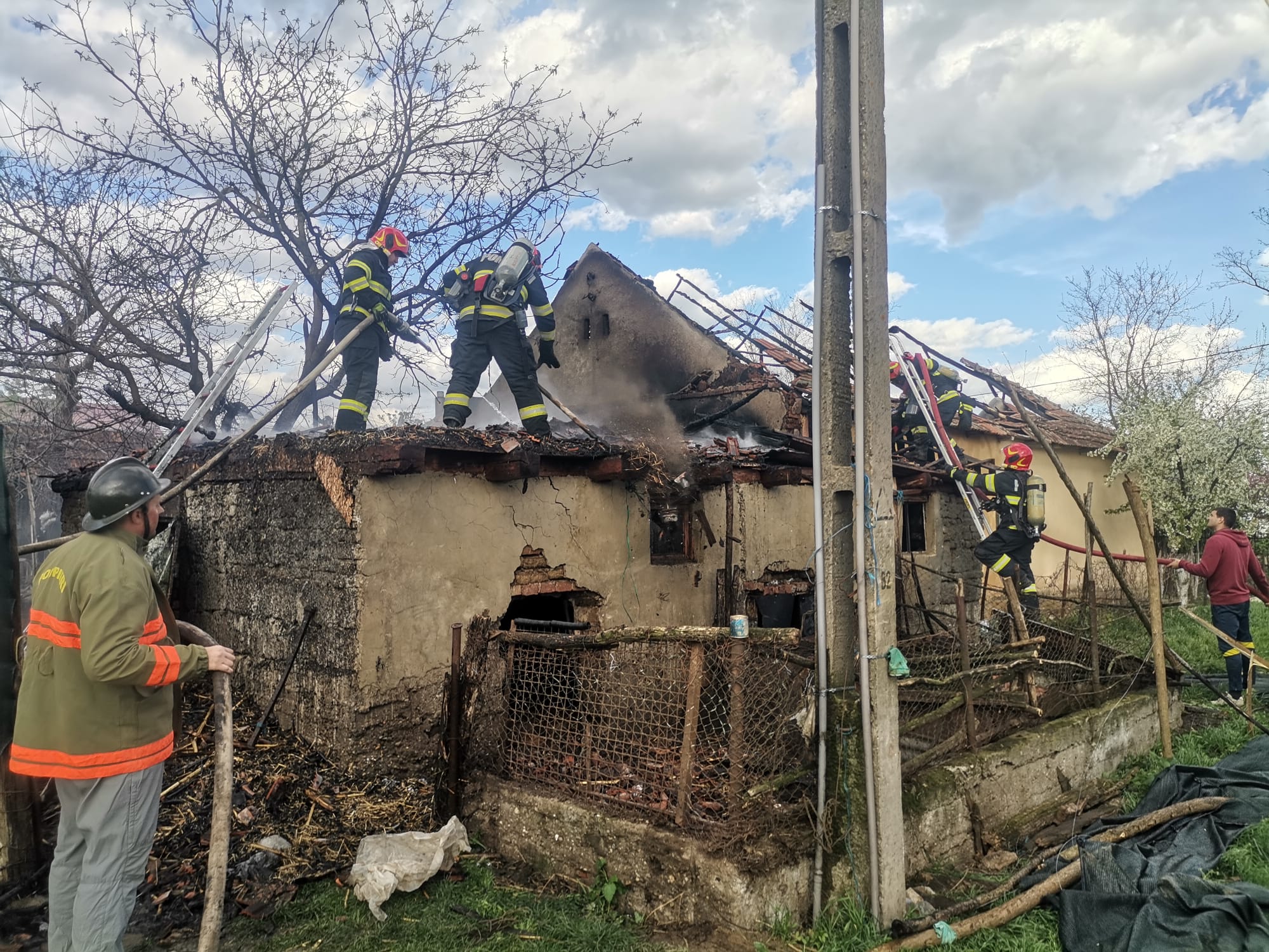FOTO. DAUNĂ TOTALĂ. Casă și anexă distruse în județul Satu Mare