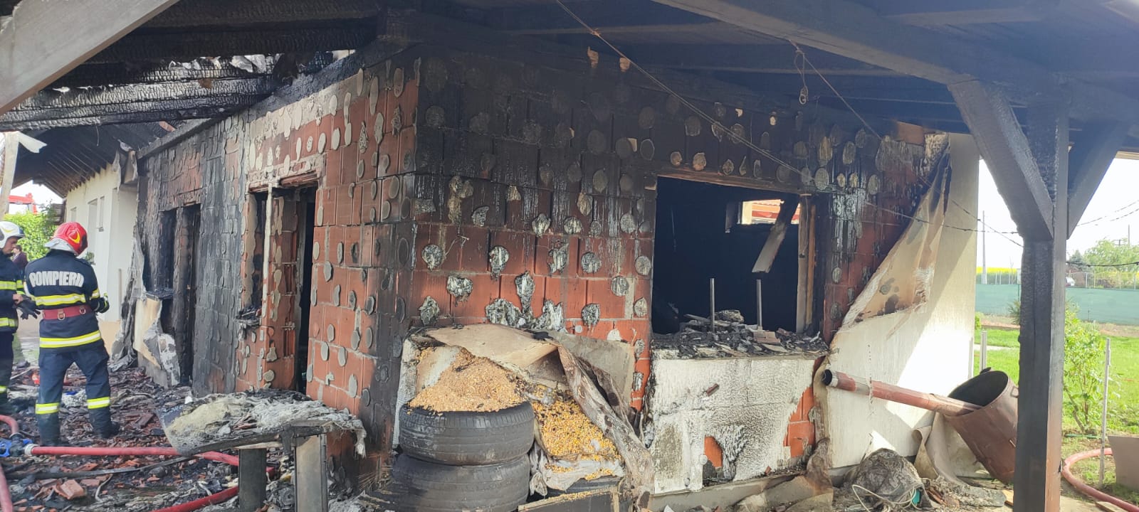 FOTO. Casă cuprinsă de flăcări în județul Satu Mare. Totul a pornit de la un scurtcircuit