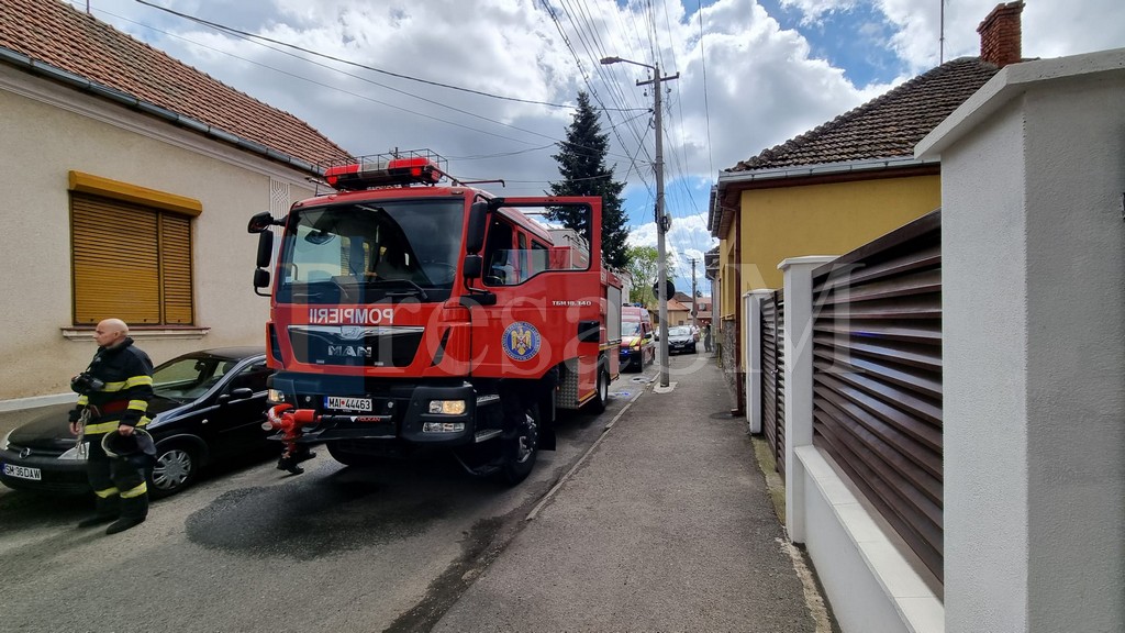 FOTO. Incendiu la o casă de locuit din Satu Mare. Pompierii și un echipaj medical, la fața locului