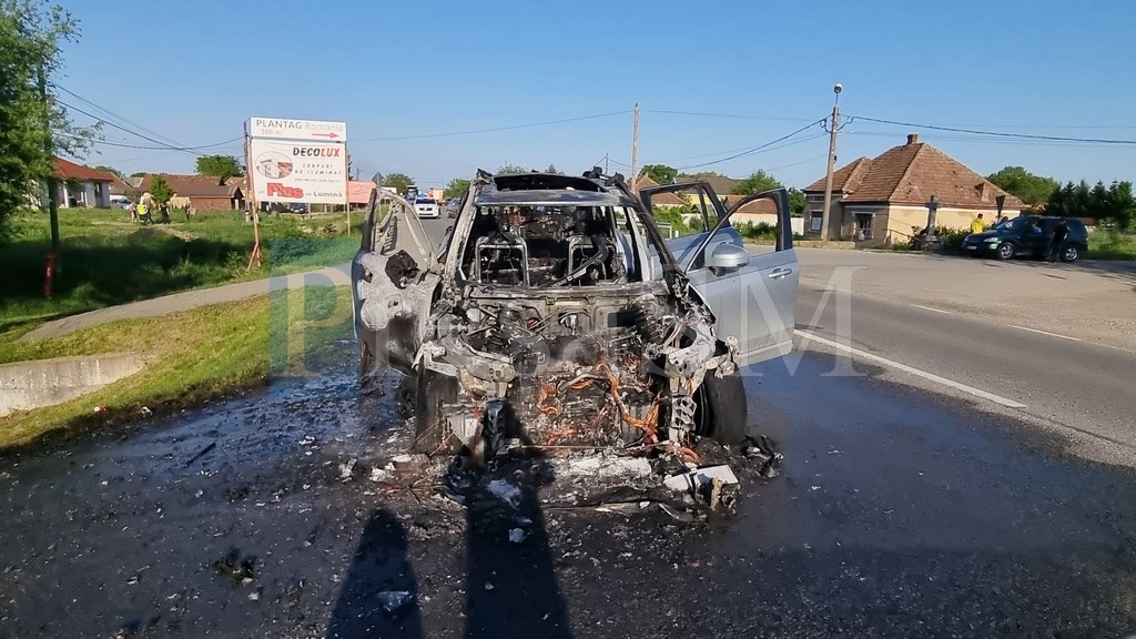 FOTO/VIDEO. Autoturism complet mistuit de flăcări, în municipiul Satu Mare