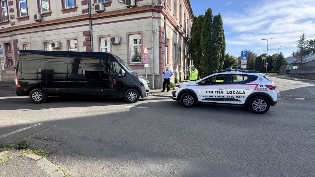 FOTO. Dubă accidentată și lăsată în mijlocul drumului, în centrul municipiului Satu Mare
