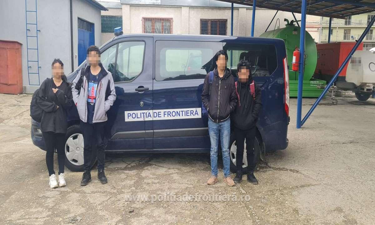 FOTO. Din Nepal, pe jos prin Satu Mare, spre Ungaria. Opriți pe câmp de frontieriștii sătmăreni