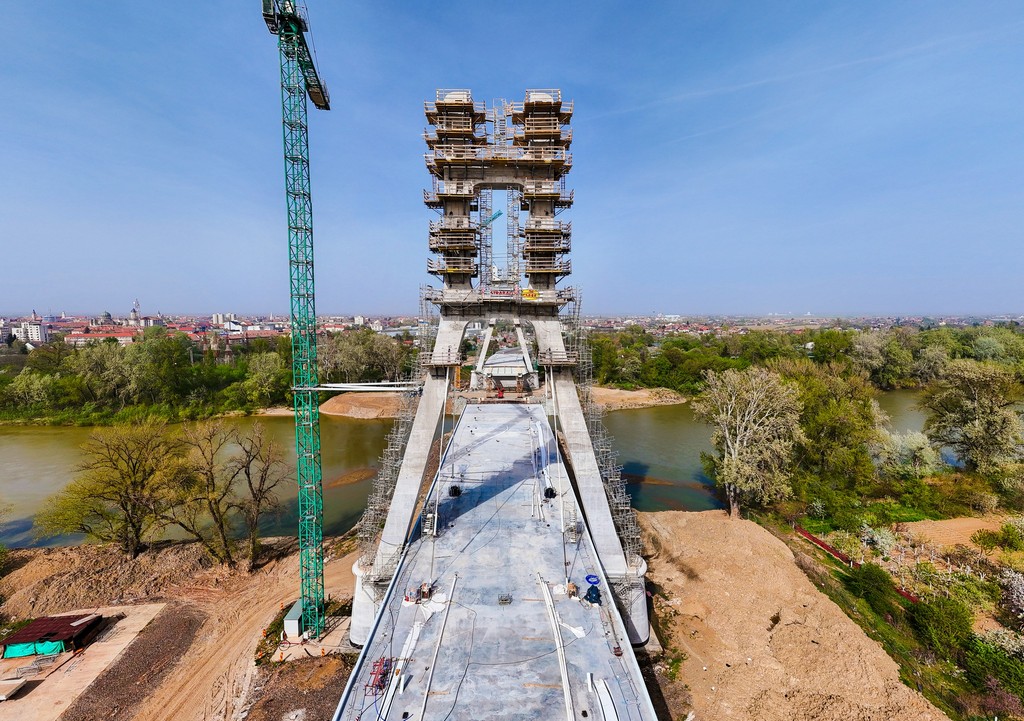 FOTO. Se lucrează la tensionarea hobanelor. Kereskényi: "Cea mai spectaculoasă și dificilă etapă"