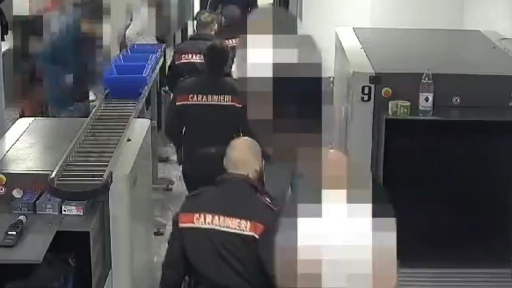 VIDEO. Trei români, jaf în 30 de secunde la Florenţa. O cameră de supraveghere i-a filmat în plină acţiune