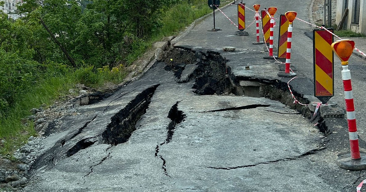 FOTO. O nouă stradă surpată în țară. Autorităţile au încercat să rezolve totul cu încă un strat de asfalt