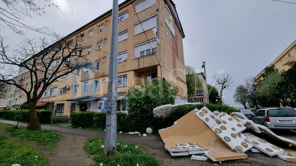 FOTO. Vântul cauzează probleme la Satu Mare. Tencuială căzută de pe bloc, copaci pe drum și cabluri smulse de vântul puternic