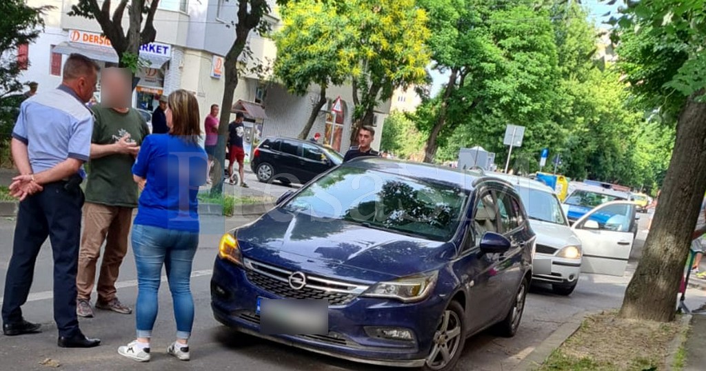 FOTO/VIDEO. Accident în cartierul Micro 16. Impact între două mașini