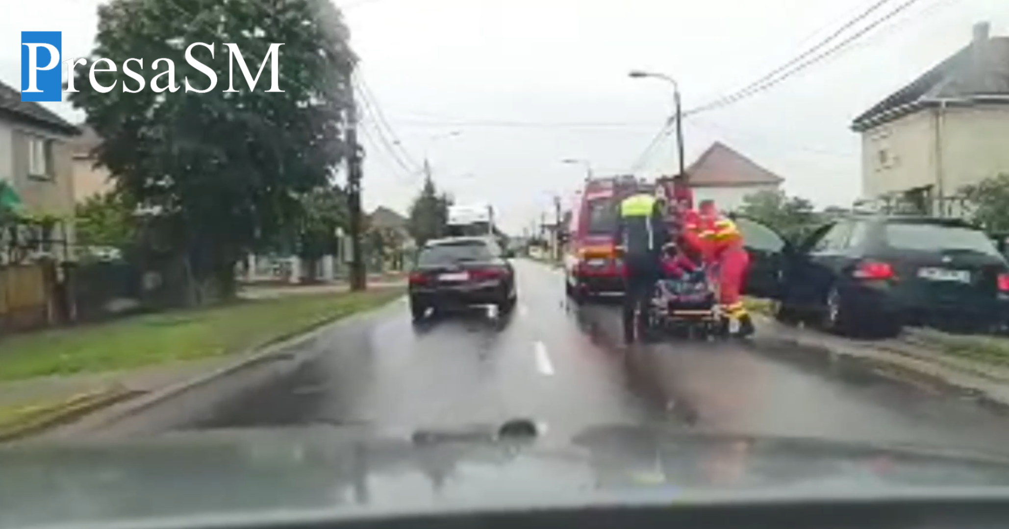 VIDEO. Sătmărean rănit. S-a izbit cu mașina de un autoturism parcat pe marginea drumului