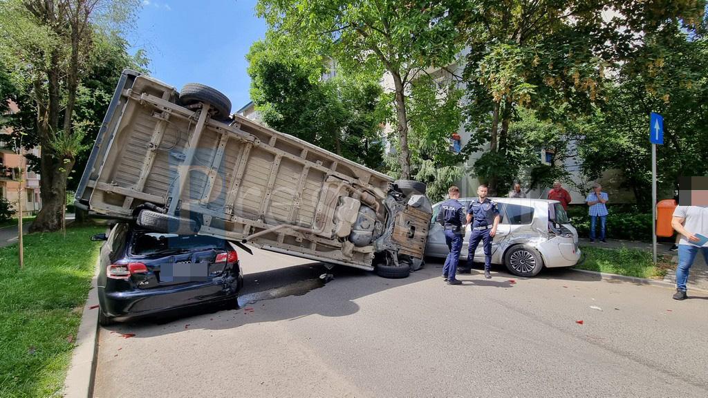 FOTO/VIDEO. Accident în municipiul Satu Mare. Autoutilitară răsturnată pe carosabil, peste o altă mașină