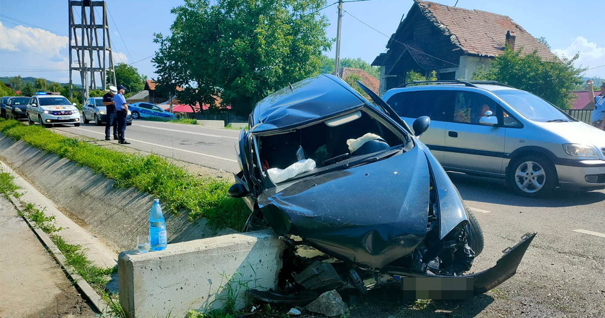 Șoferiță rănită grav după ce s-a izbit cu mașina de un cap de pod, la limita județelor Satu Mare și Maramureș