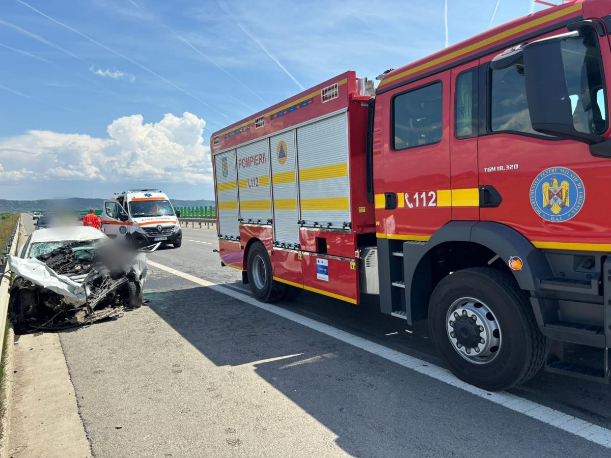 FOTO. Accident cumplit în vestul țării. Un tânăr, scos decedat din mașina distrusă după impact