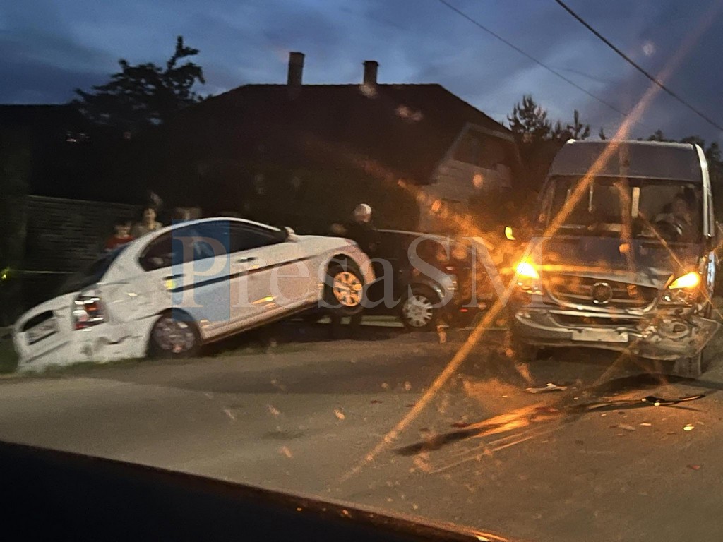 FOTO. Accident în municipiul Satu Mare. Mașină a ajuns în șanț, coliziune cu un microbuz