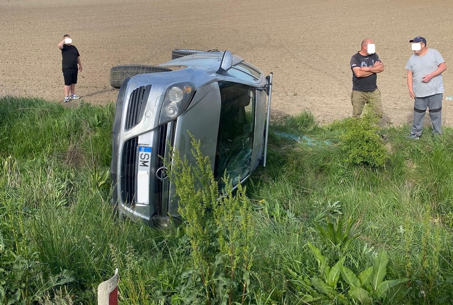 FOTO. O tânără șoferiță s-a răsturnat cu mașina pe câmp, în județul Satu Mare