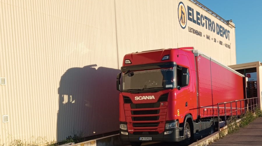 O firmă de transport din județ se dezvoltă. Birou și flotă noi, se face angajare de personal