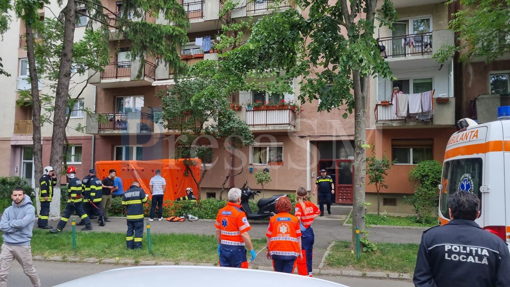 FOTO/VIDEO. O femeie amenință că se aruncă de la etajul 4, în municipiul Satu Mare