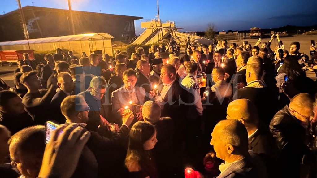 FOTO/VIDEO. Hristos a Înviat! Lumina Sfântă de la Ierusalim a ajuns la Satu Mare