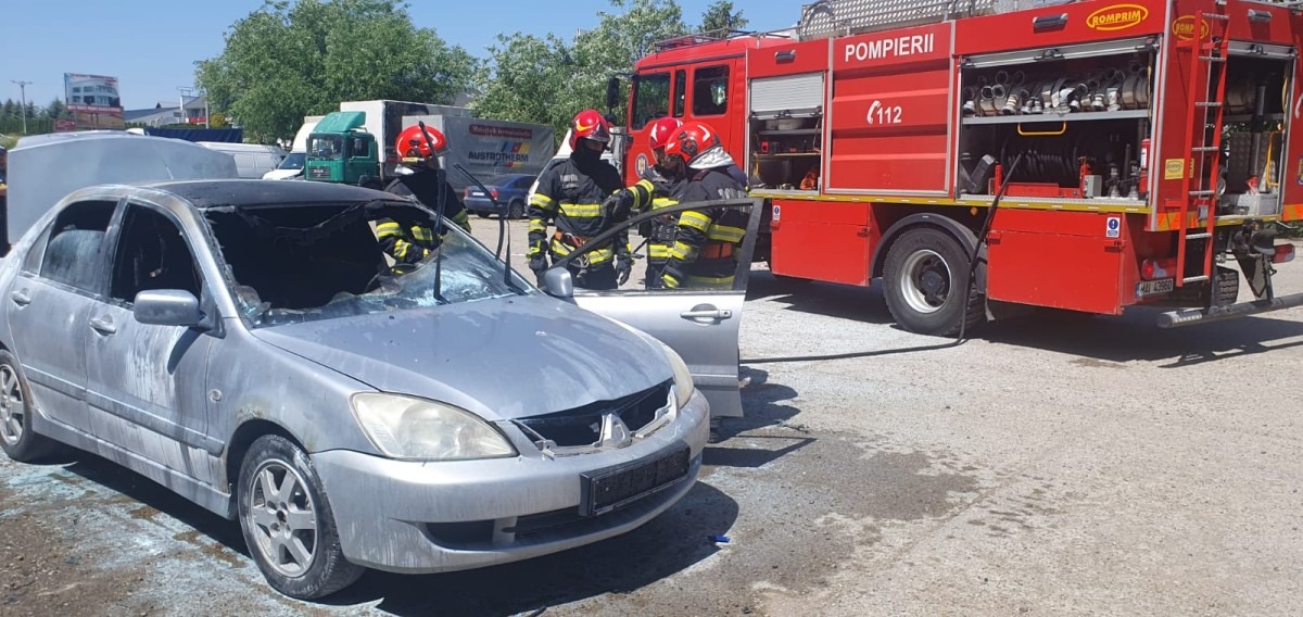FOTO. Incident cumplit într-un județ din țară. Bărbat găsit mort într-o mașină în flăcări, într-o parcare