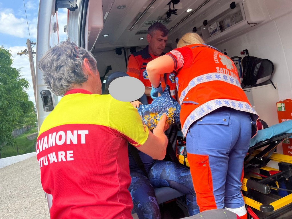 FOTO. Trei răniți pe traseele montane din județul Satu Mare. Salvamontiștii și ambulanța, chemate în ajutor