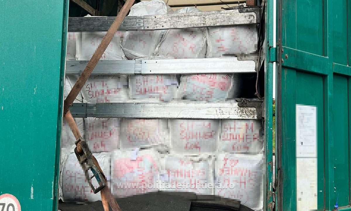 FOTO. Zeci de tone de ”marfă” din Ungaria, interzise prin Vama Petea. Urmau să ajungă în Satu Mare