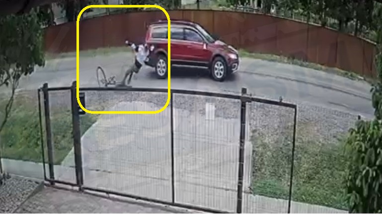 FOTO/VIDEO. Biciclist lovit în plin de o mașină, astăzi, în județul Satu Mare