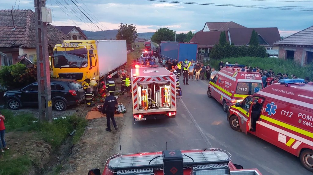 FOTO. Accident grav în țară. Impact înte două TIR-uri și un automobil
