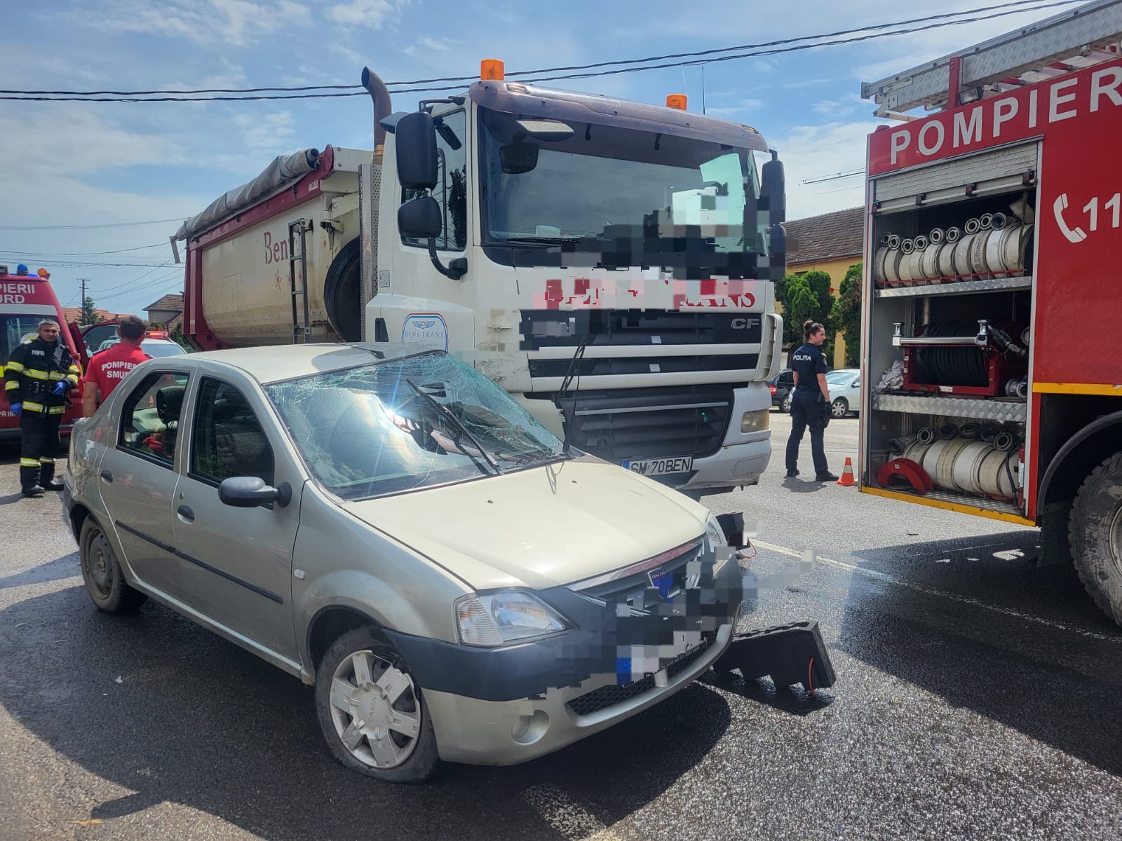 FOTO. Victimă încarcerată! Coliziune între un camion și o mașină, în județul Satu Mare