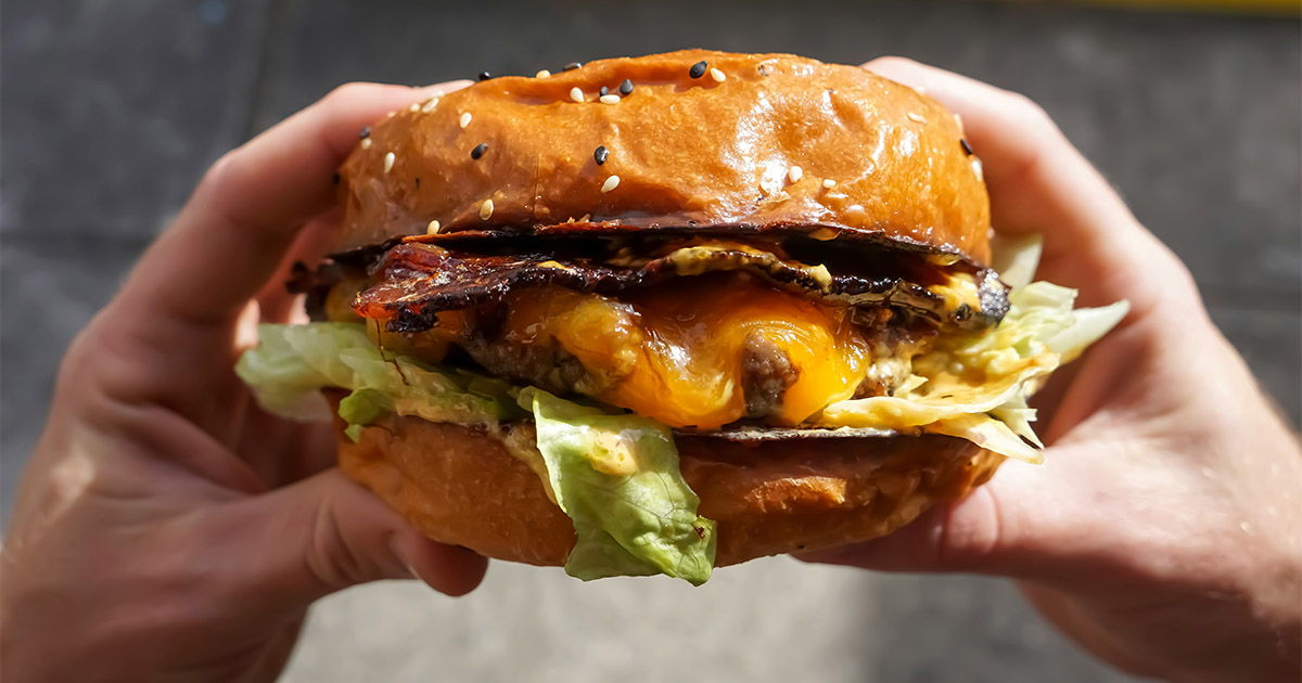 Românii, în top când vine vorba de burgeri. Care sunt orașele cu cele mai multe comenzi. Două mari "trofee" merg la Cluj