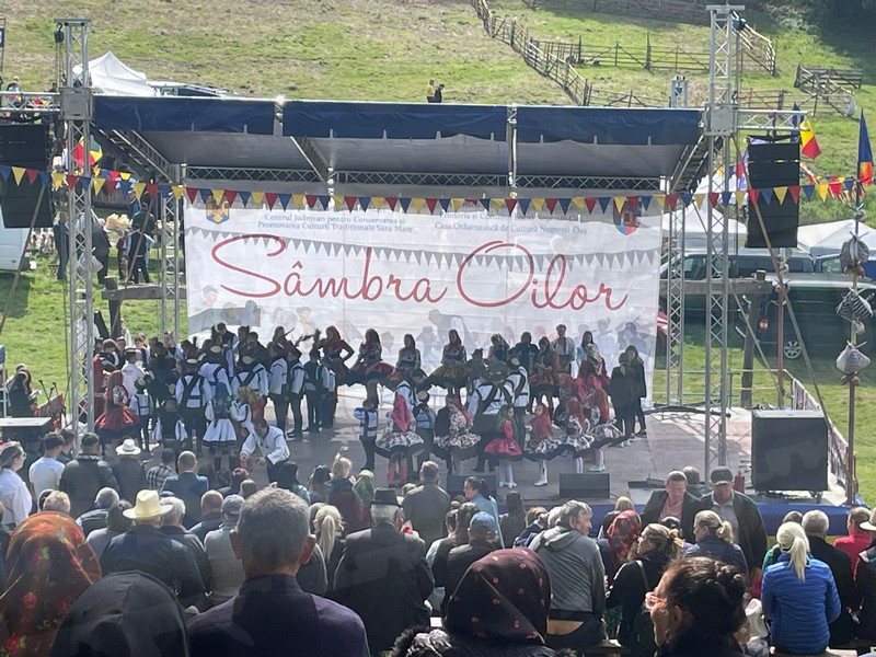 Program Sâmbra Oilor. La ce oră urcă pe scenă invitatul special, Aurel Tămaș. Când vor cânta ansamblurile folclorice din Oaș