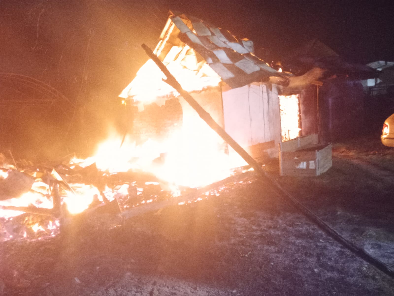 Incendiu la o căsuță de lemn din județul Satu Mare. Intervin pompierii