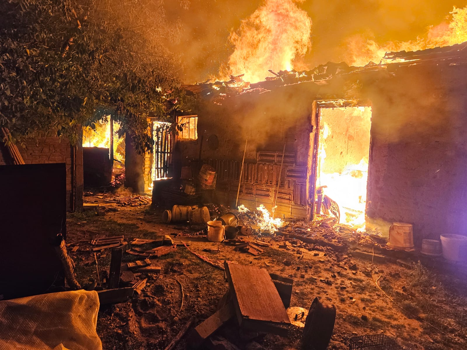 FOTO. Incendiu în județul Satu Mare. Două imobile au fost mistuite de flăcări