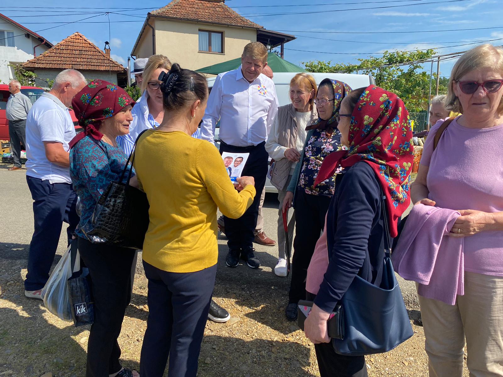 FOTO. Candidații Pro România se bucură de simpatia oșenilor. Întâlnire în târgul din Călinești-Oaș