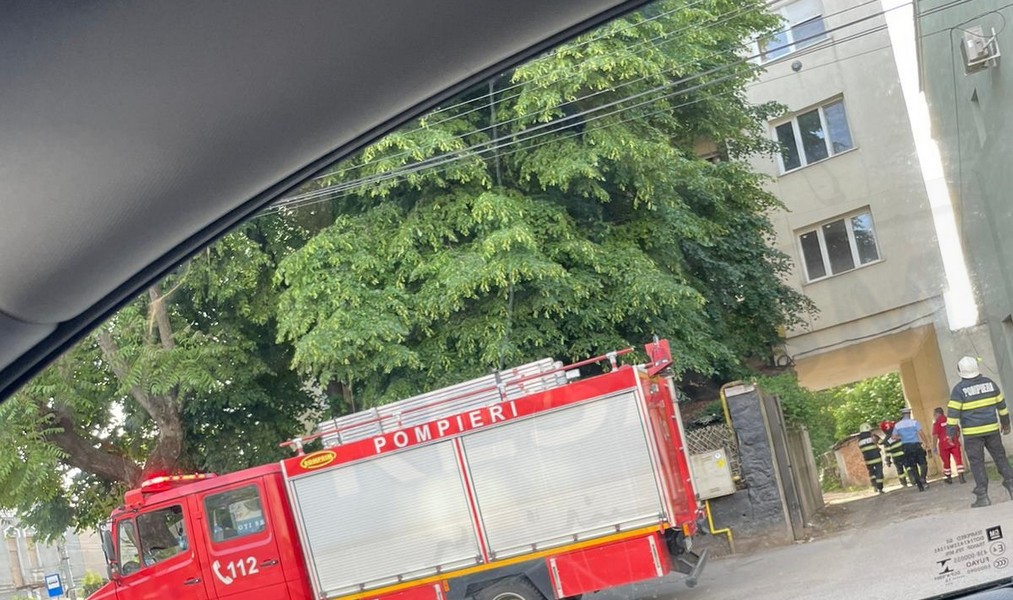 FOTO. O sătmăreancă a cerut ajutorul Pompierilor. Dar refuză să le deschidă ușa!