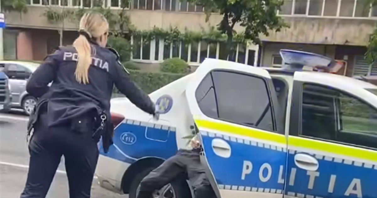 VIDEO. Scenă demnă de cascadorii râsului în Cluj-Napoca. O poliţistă a pulverizat spray lacrimogen în fața colegului ei