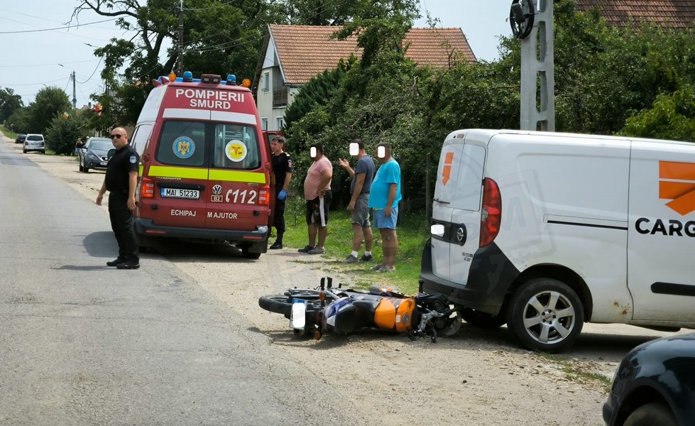 FOTO. Un motociclist a intrat în coliziune cu o mașină. Accident în județul Satu Mare